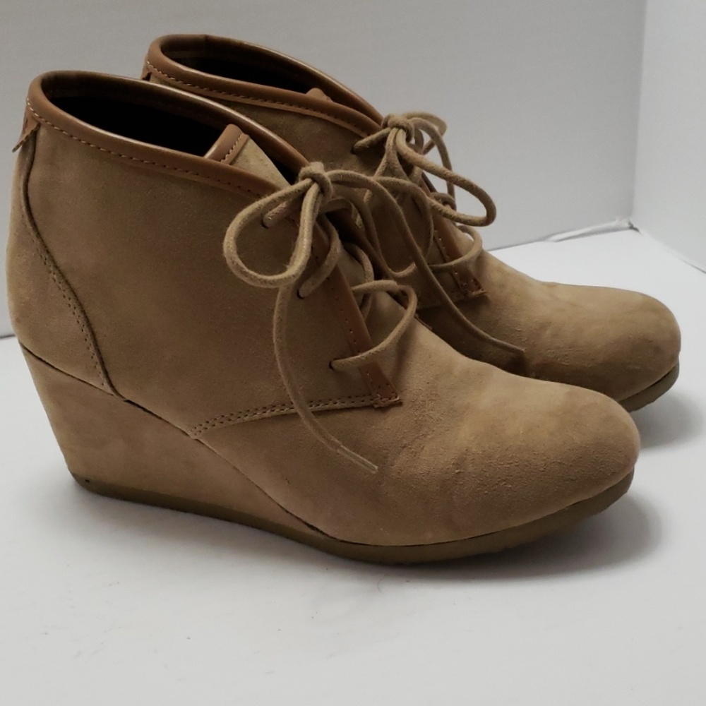 🌷Mad love tan wedge shoes